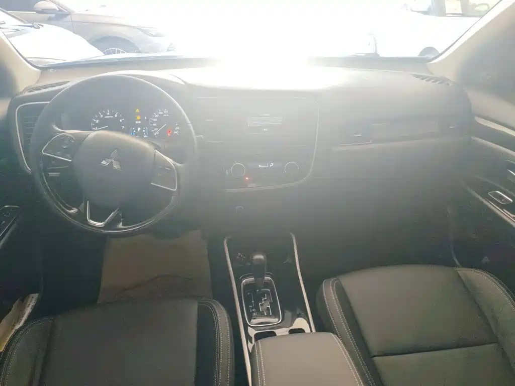Mitsubishi Outlander — фото 10