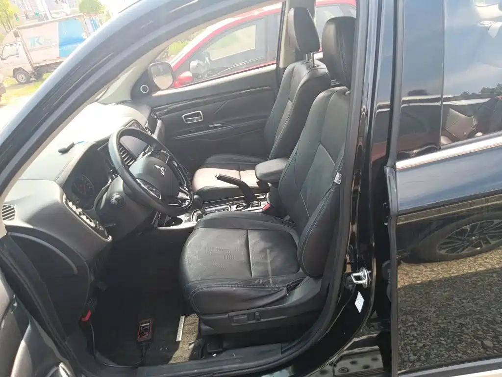 Mitsubishi Outlander — фото 11