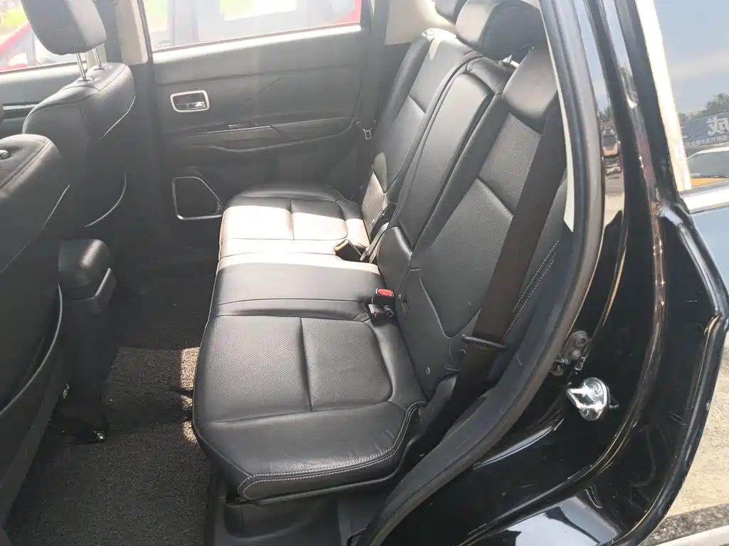 Mitsubishi Outlander — фото 13