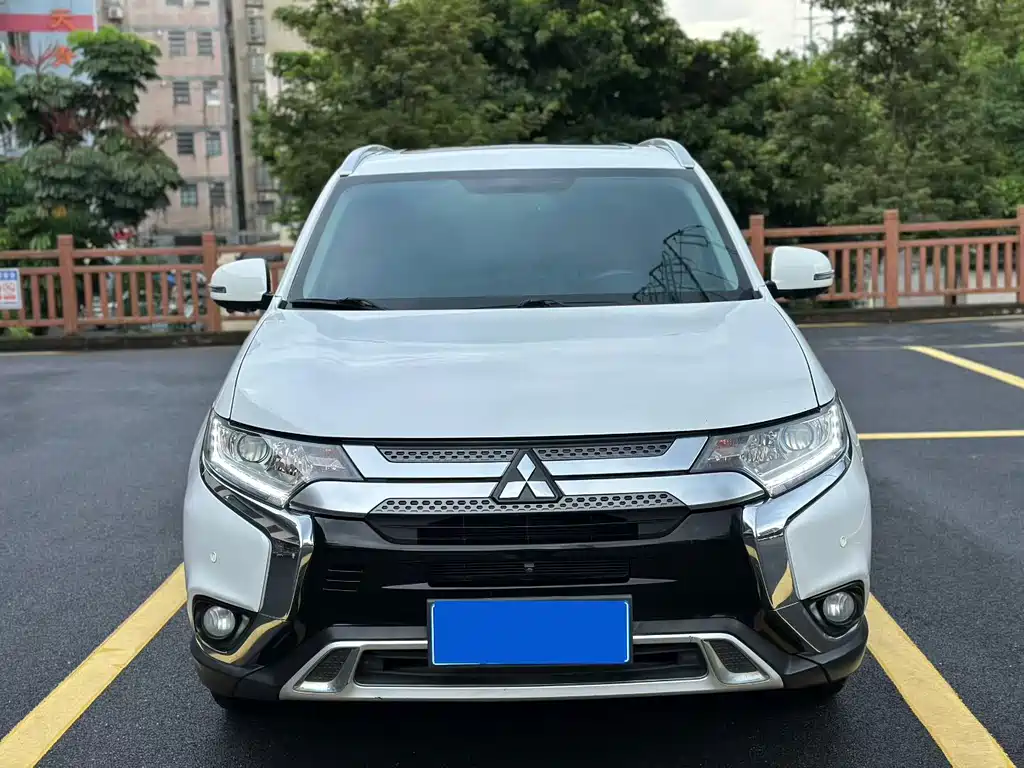 Mitsubishi Outlander — фото 2