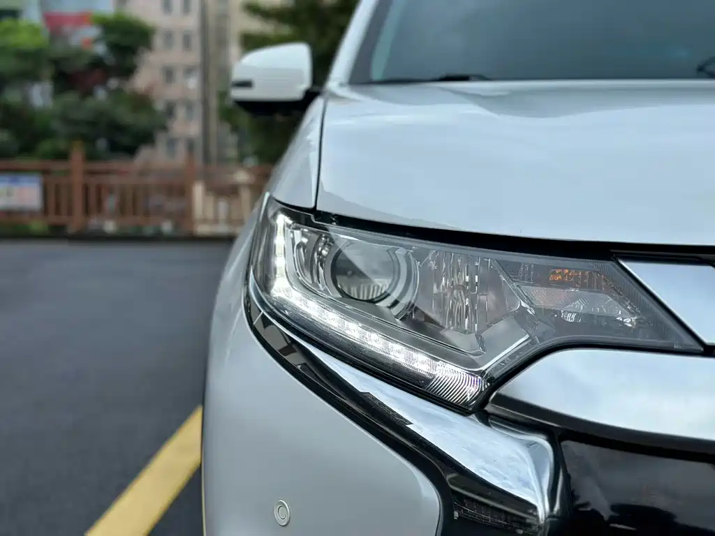 Mitsubishi Outlander — фото 3