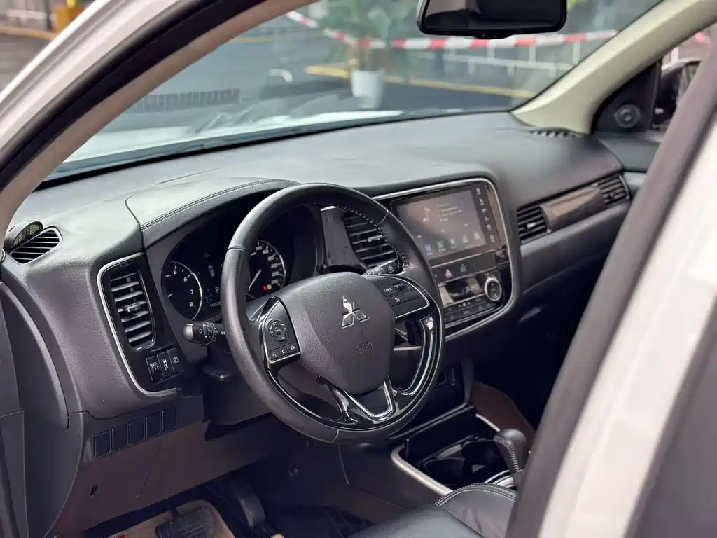 Mitsubishi Outlander — фото 4