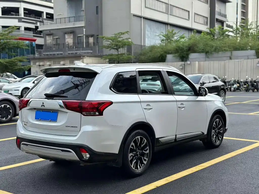 Mitsubishi Outlander — фото 7