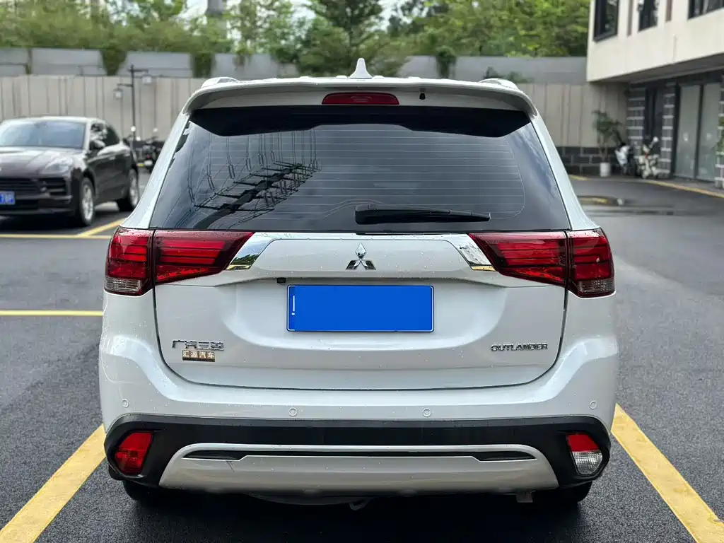 Mitsubishi Outlander — фото 8
