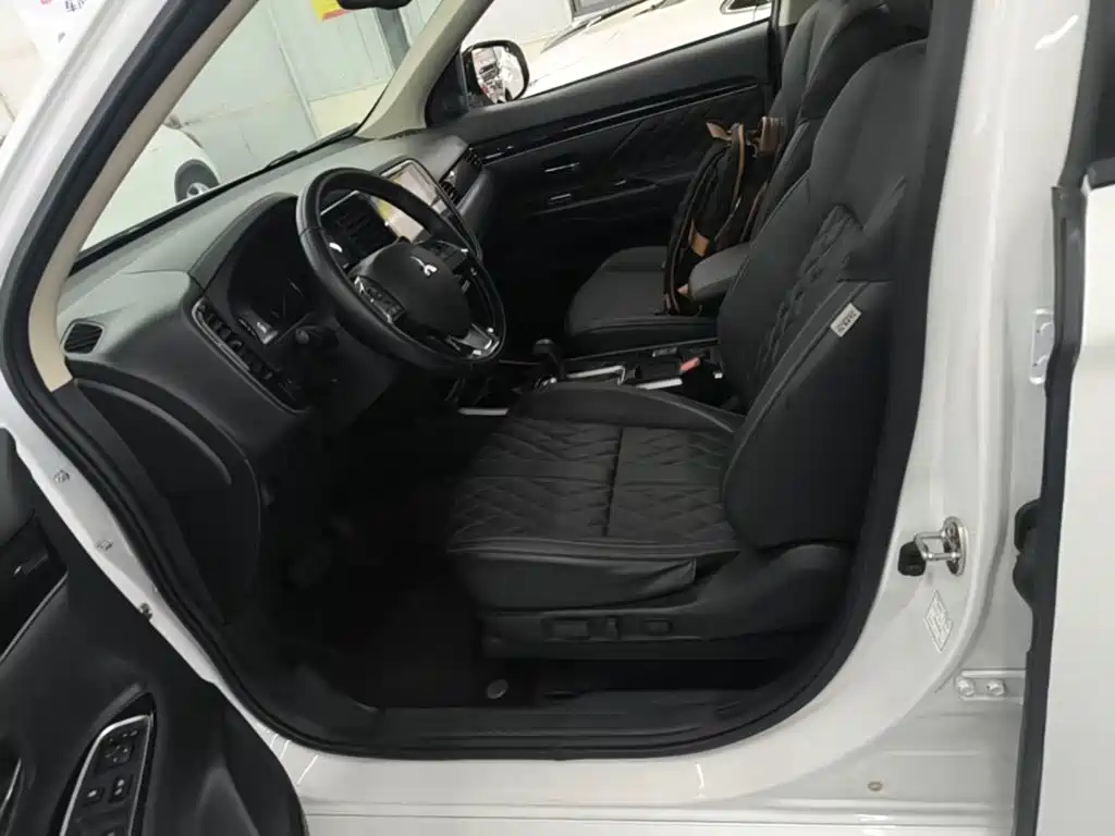 Mitsubishi Outlander — фото 15