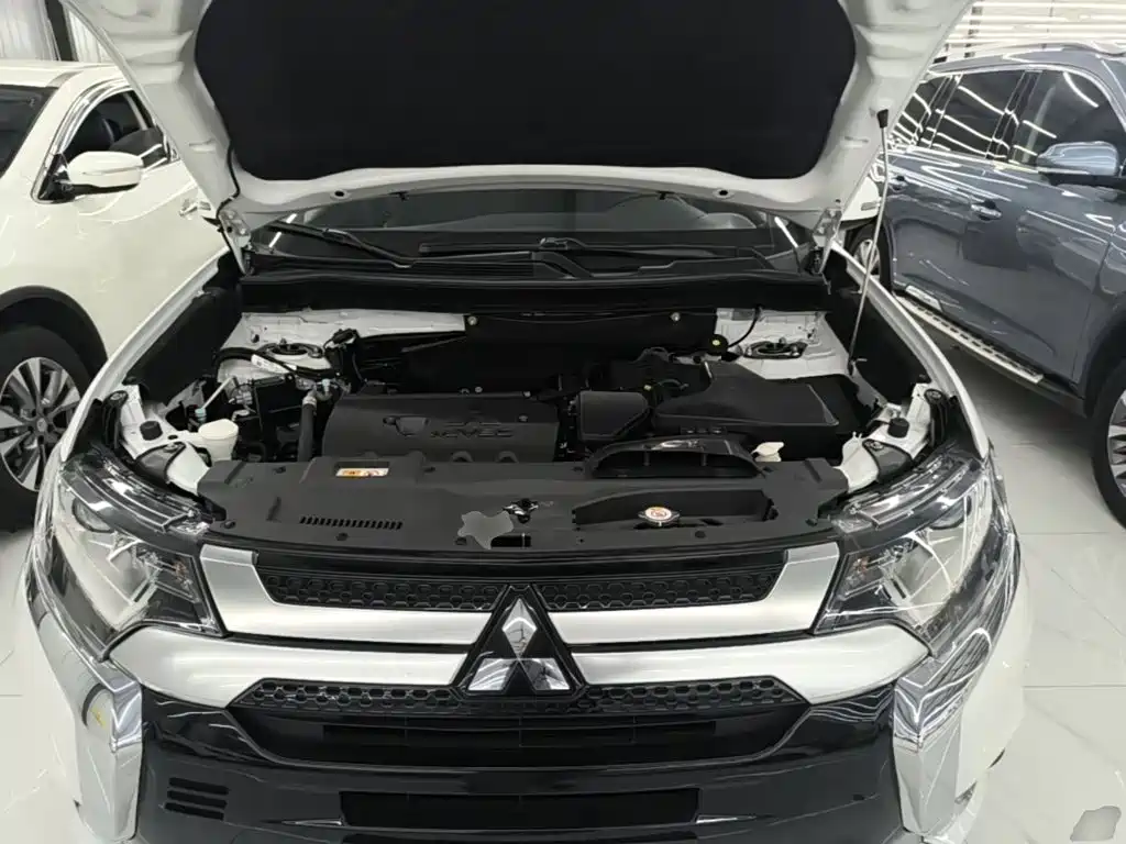 Mitsubishi Outlander — фото 20