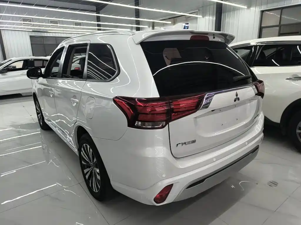 Mitsubishi Outlander — фото 5