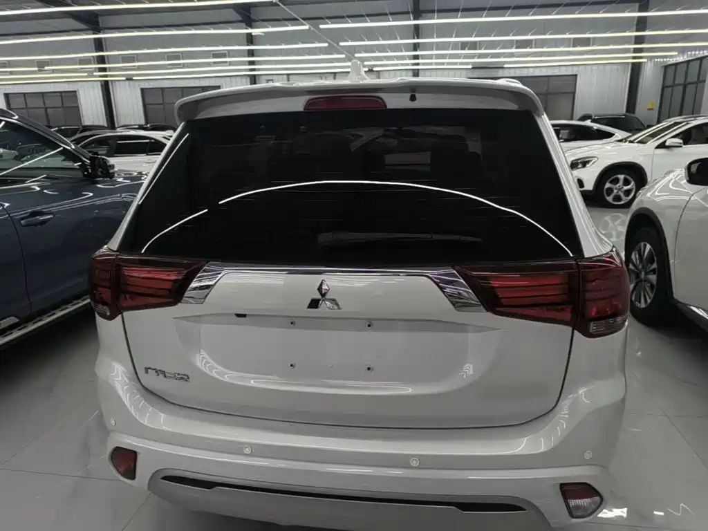 Mitsubishi Outlander — фото 6
