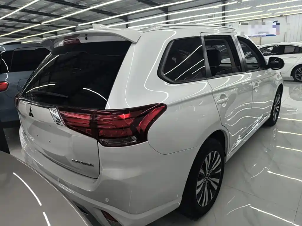 Mitsubishi Outlander — фото 7