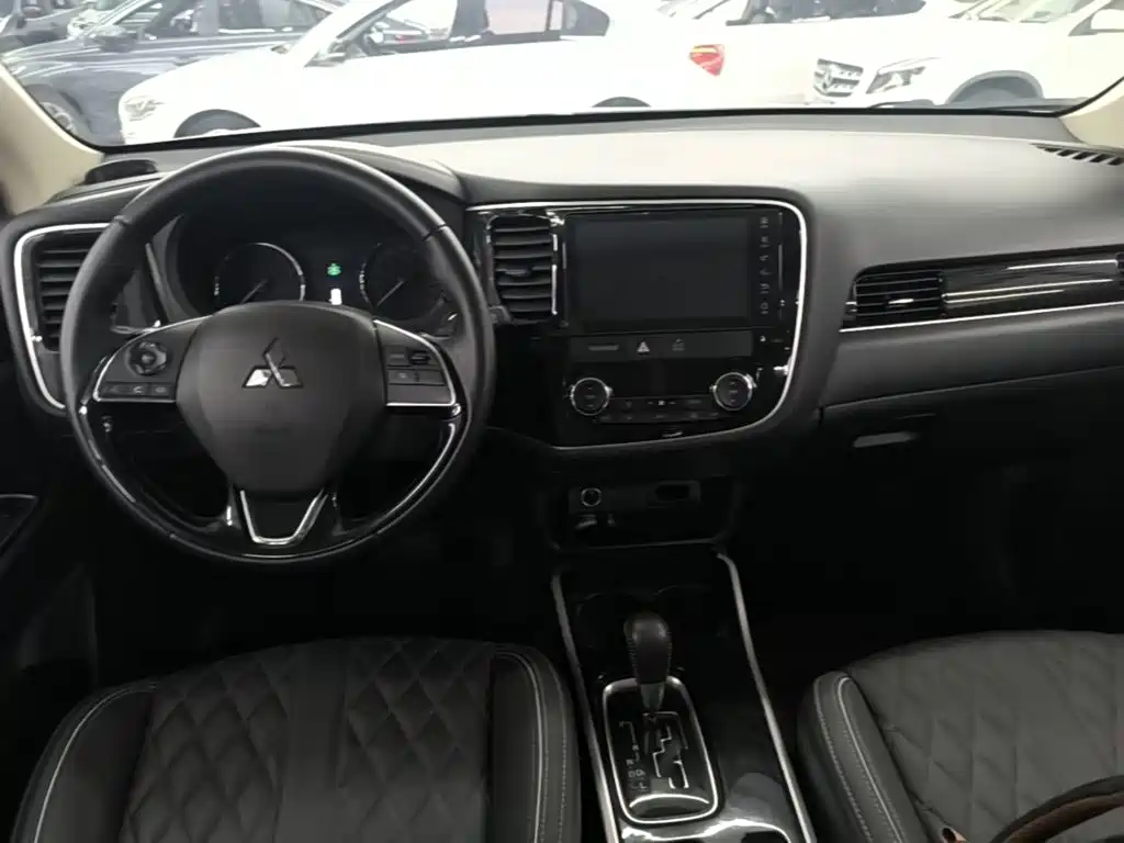 Mitsubishi Outlander — фото 10