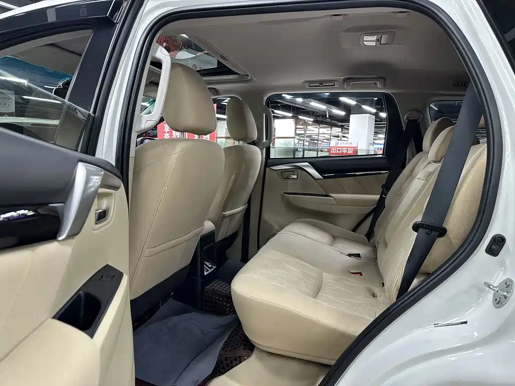 Mitsubishi Pajero Sport (Import) — фото 21