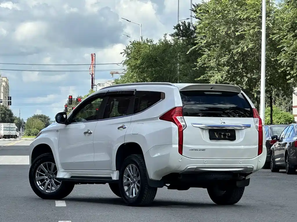 Mitsubishi Pajero Sport (Import) — фото 9