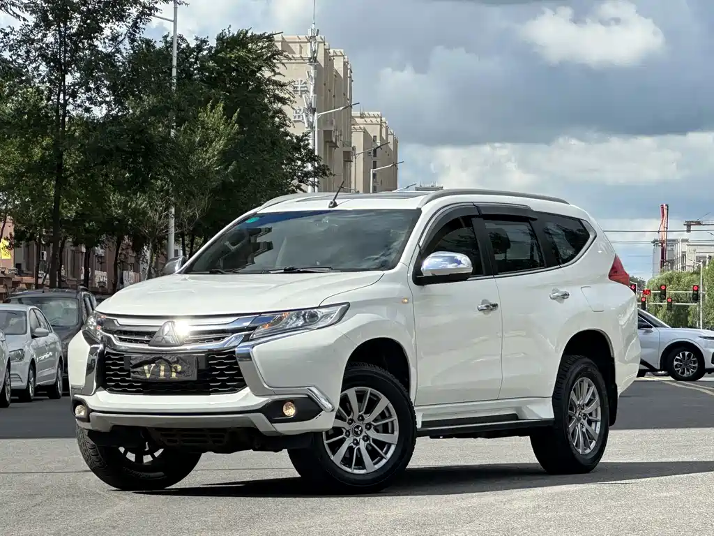 Mitsubishi Pajero Sport (Import)