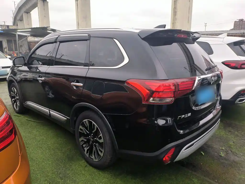 Mitsubishi Outlander — фото 4