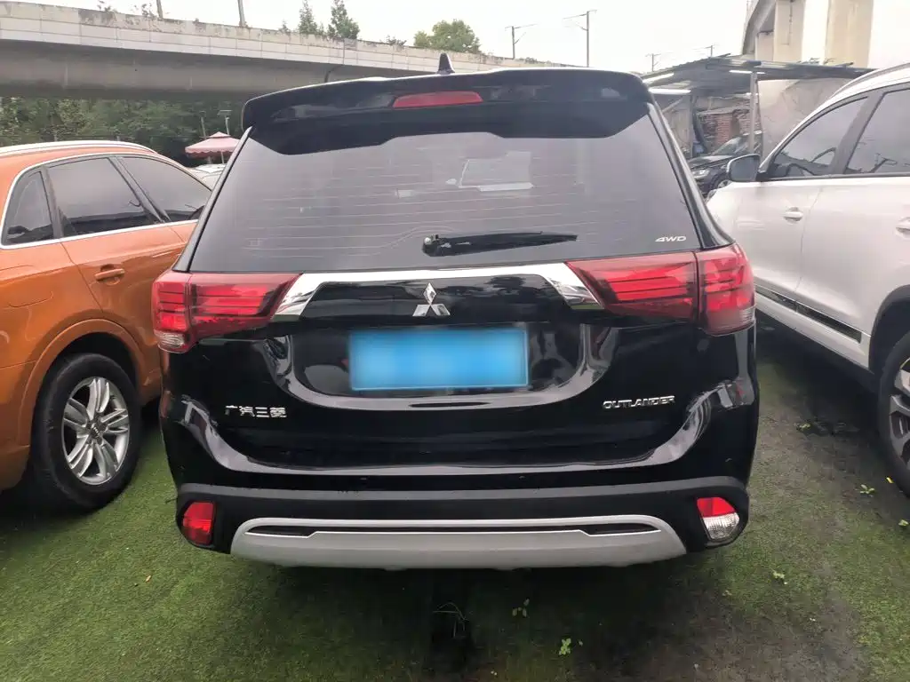 Mitsubishi Outlander — фото 5