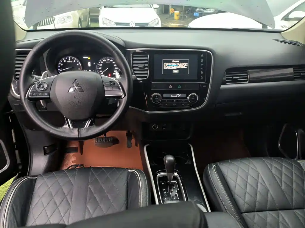 Mitsubishi Outlander — фото 7