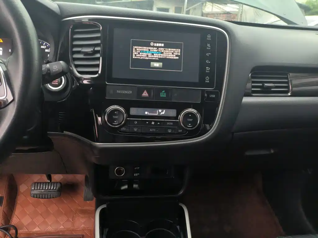 Mitsubishi Outlander — фото 10
