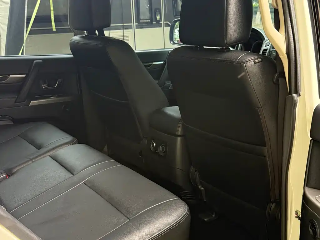 Mitsubishi Pajero (Import) — фото 14