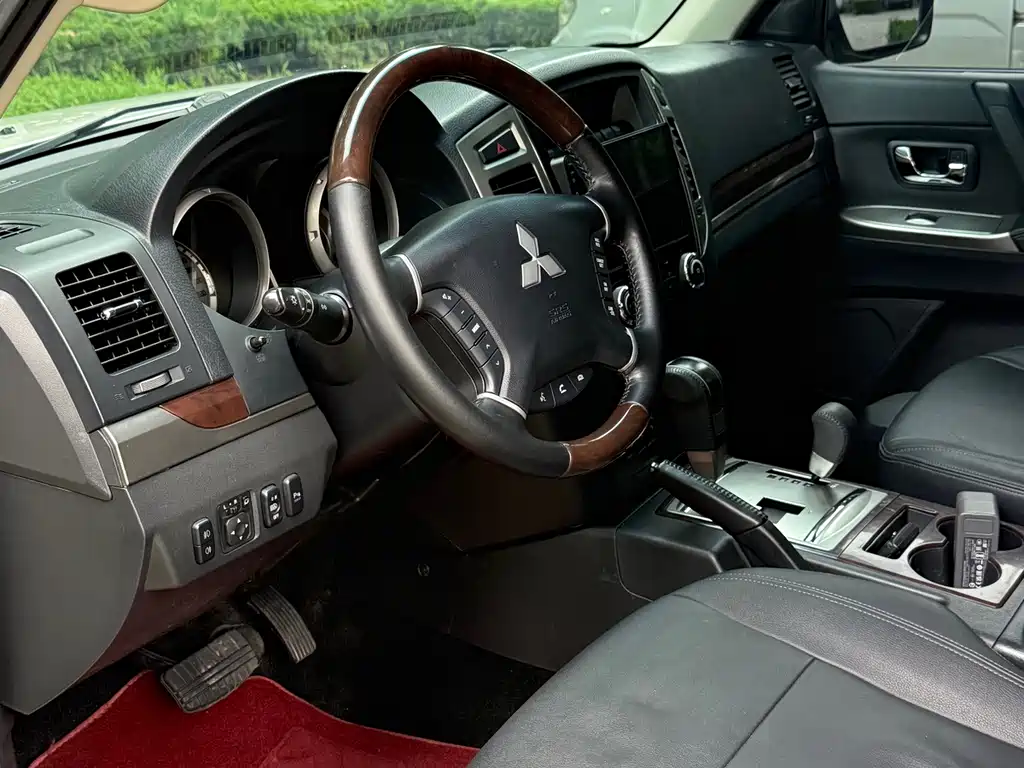 Mitsubishi Pajero (Import) — фото 10