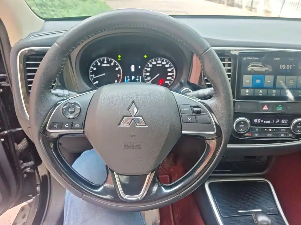 Mitsubishi Outlander — фото 11