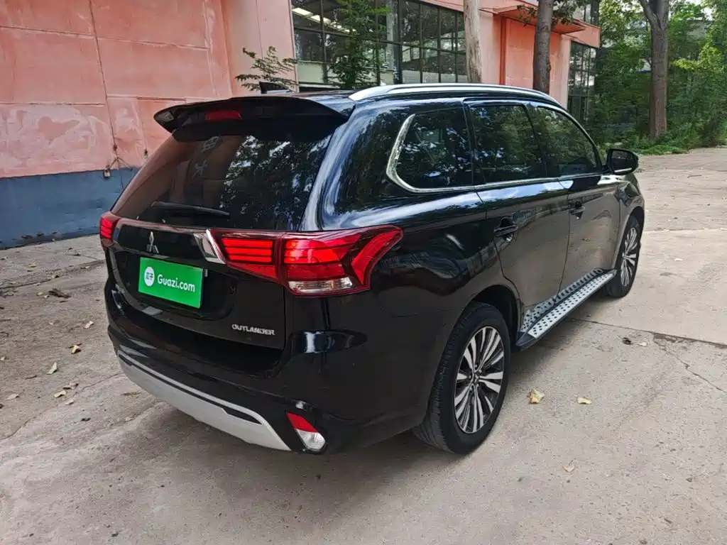 Mitsubishi Outlander — фото 7