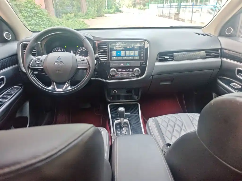 Mitsubishi Outlander — фото 10