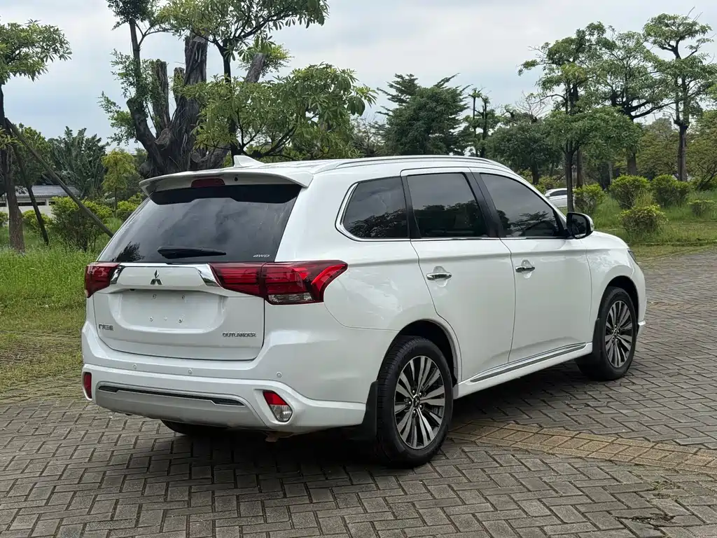 Mitsubishi Outlander — фото 11