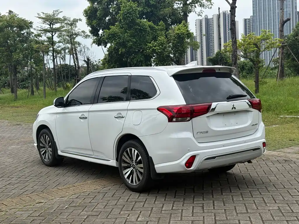 Mitsubishi Outlander — фото 13