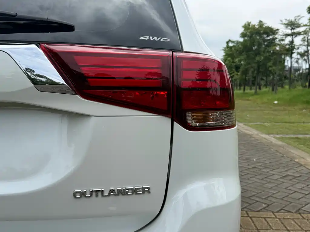 Mitsubishi Outlander — фото 14