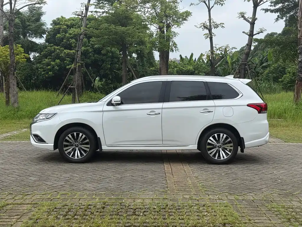Mitsubishi Outlander — фото 5