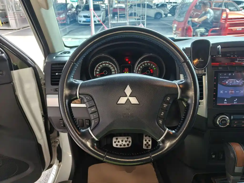 Mitsubishi Pajero (Import) — фото 11