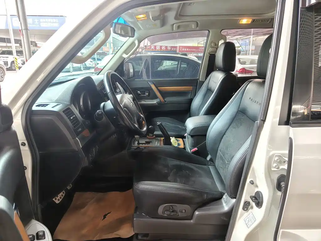 Mitsubishi Pajero (Import) — фото 15