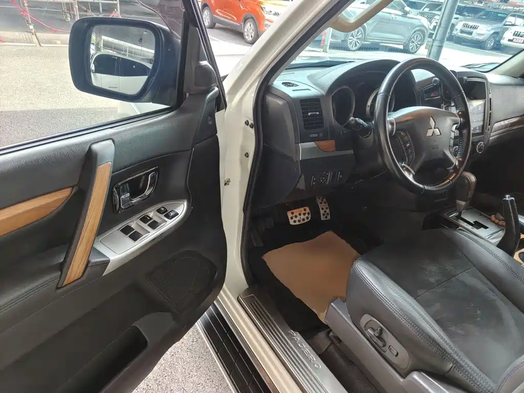 Mitsubishi Pajero (Import) — фото 16