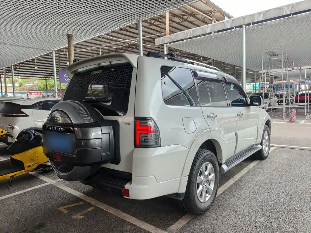 Mitsubishi Pajero (Import) — фото 7