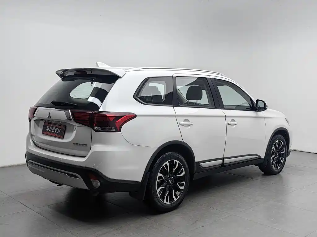 Mitsubishi Outlander — фото 2