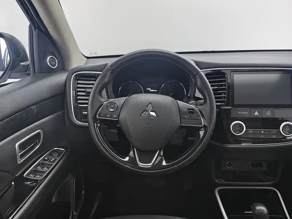 Mitsubishi Outlander — фото 11
