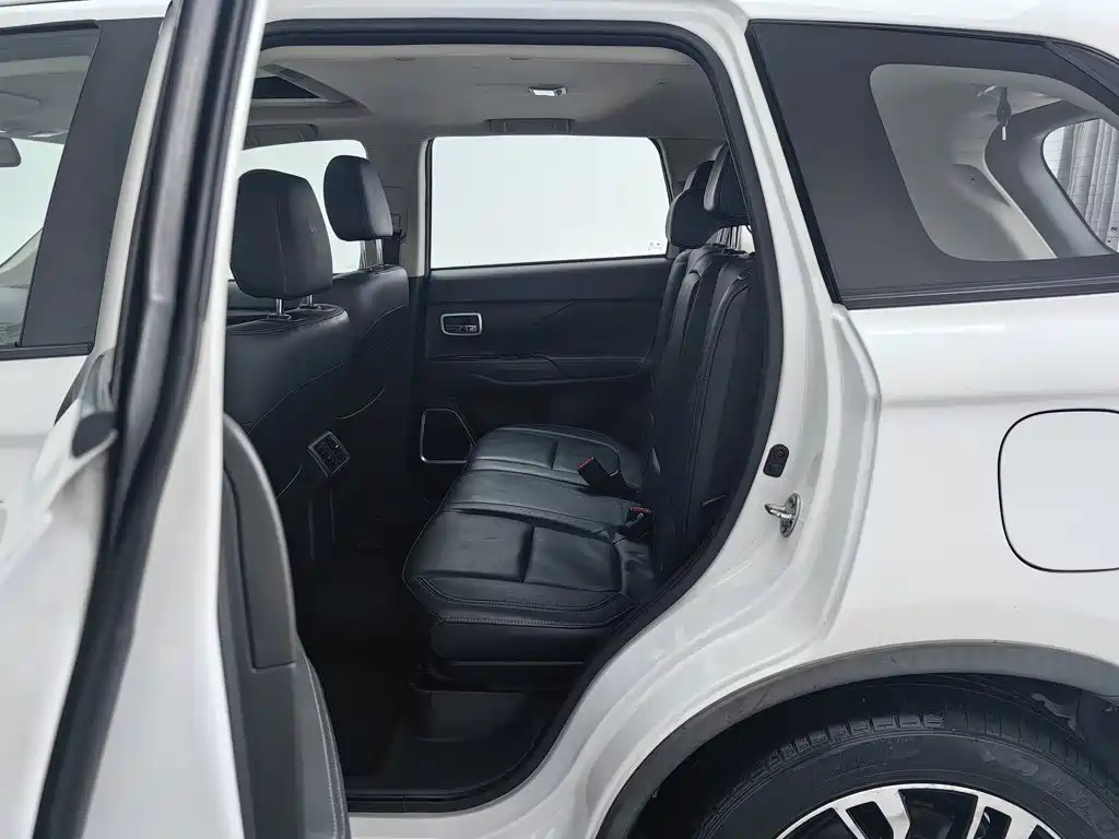 Mitsubishi Outlander — фото 15