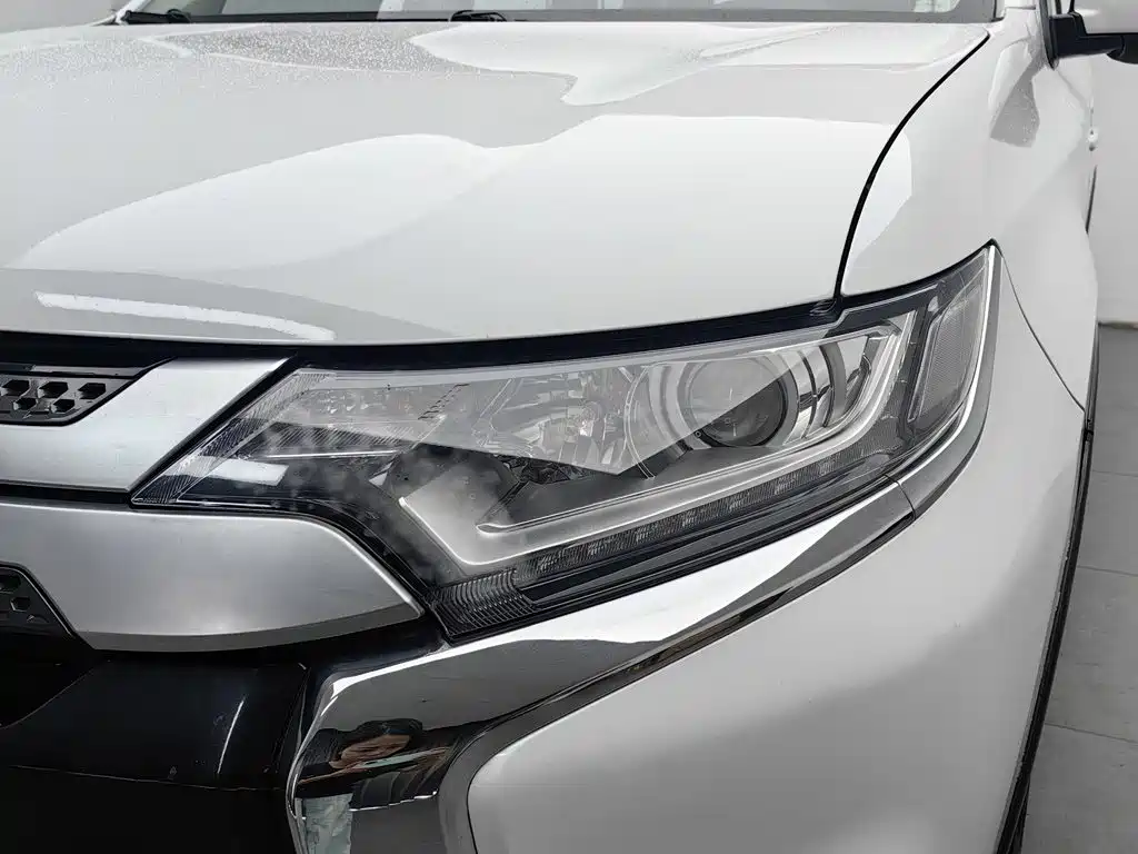 Mitsubishi Outlander — фото 7