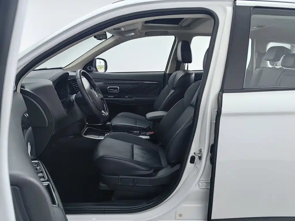 Mitsubishi Outlander — фото 10