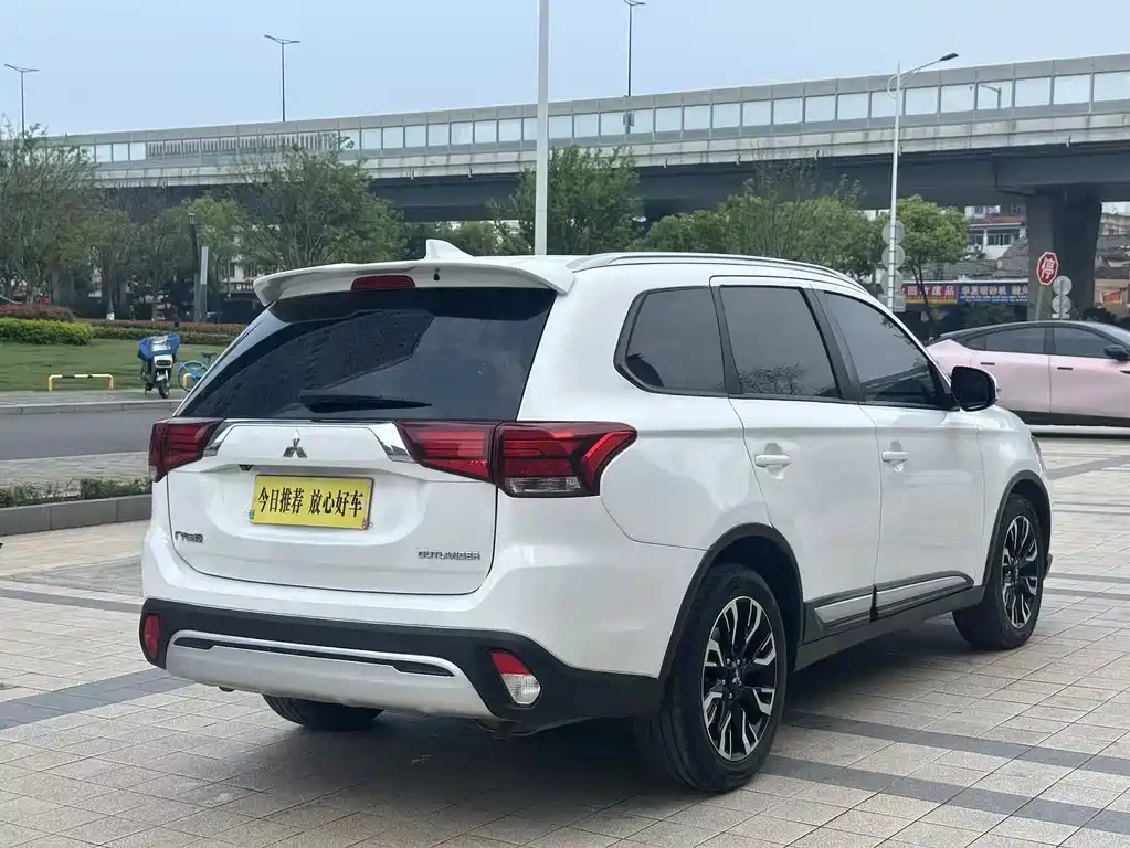 Mitsubishi Outlander — фото 11