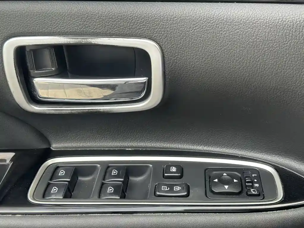 Mitsubishi Outlander — фото 14
