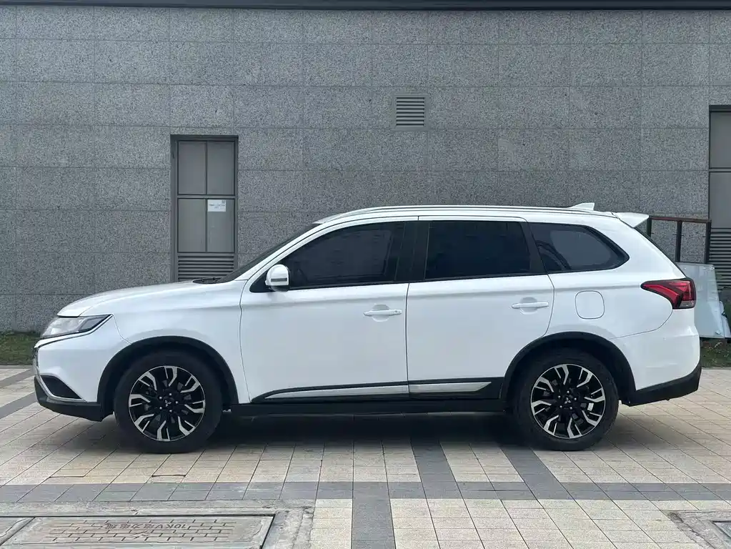 Mitsubishi Outlander — фото 3
