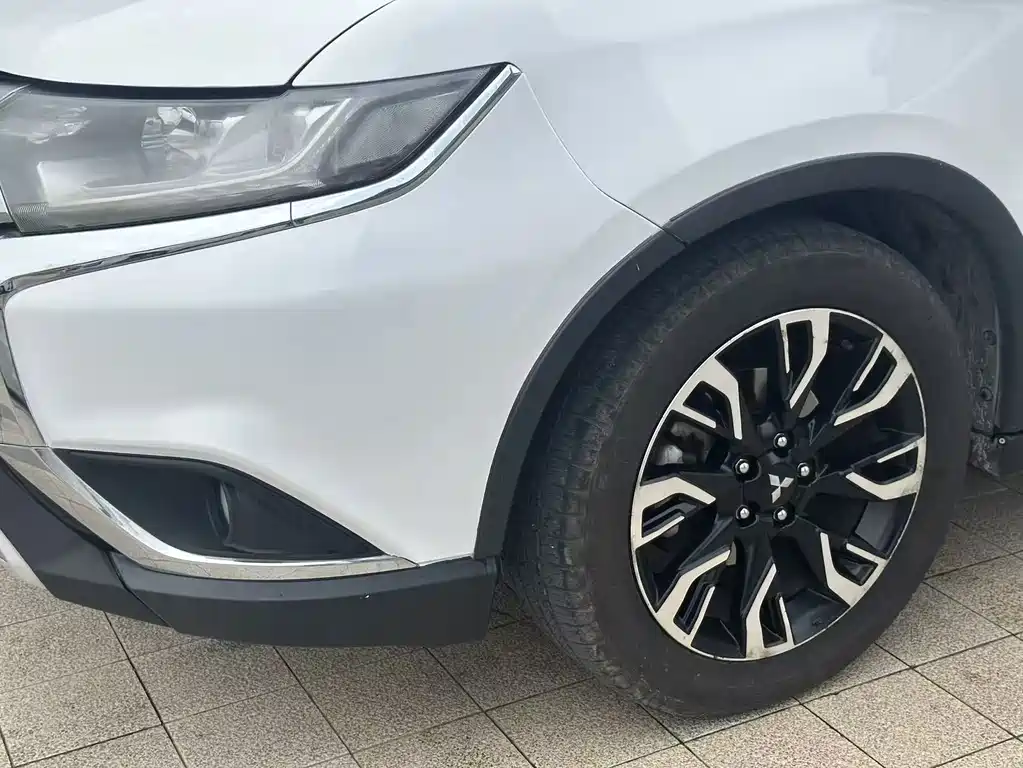 Mitsubishi Outlander — фото 24