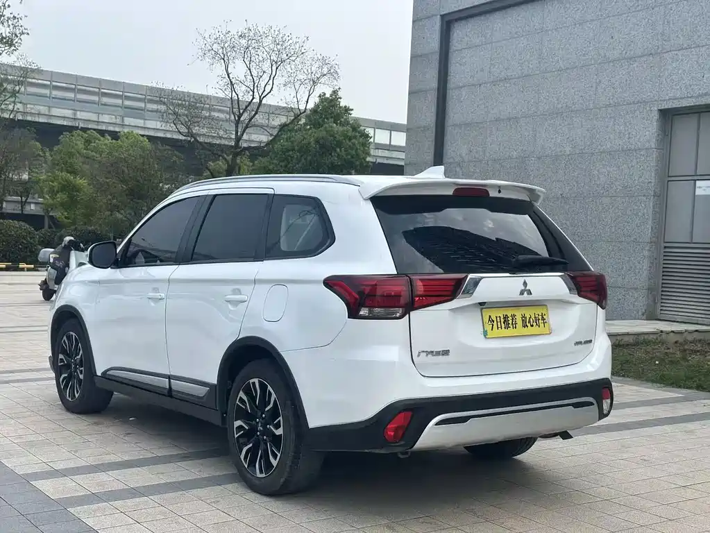 Mitsubishi Outlander — фото 4