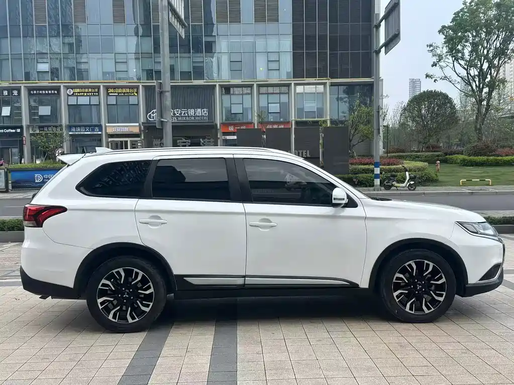 Mitsubishi Outlander — фото 6