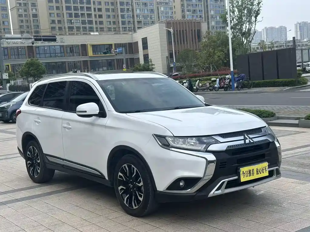 Mitsubishi Outlander — фото 7