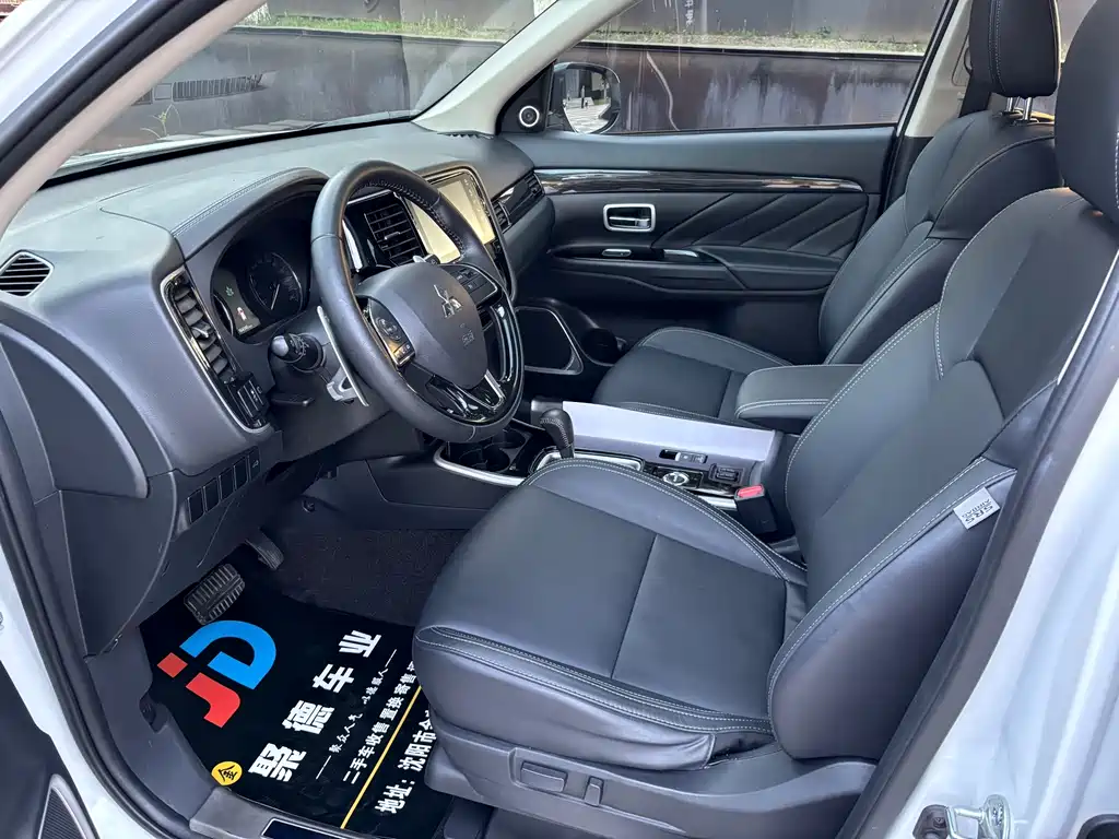 Mitsubishi Outlander — фото 11