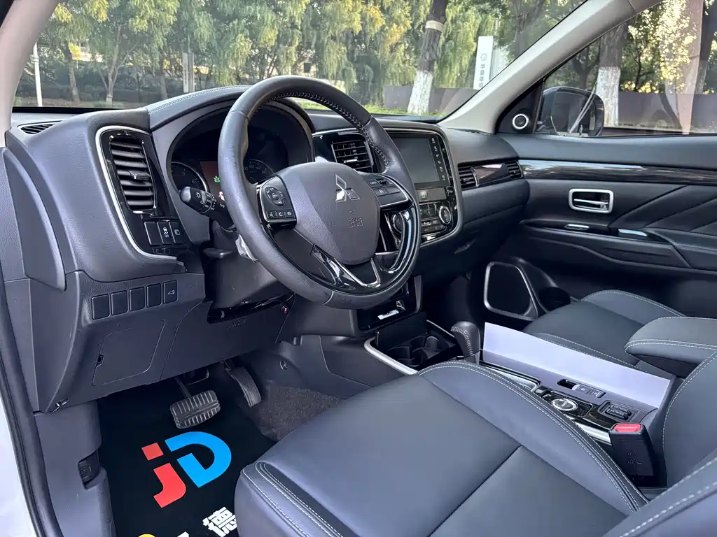 Mitsubishi Outlander — фото 13