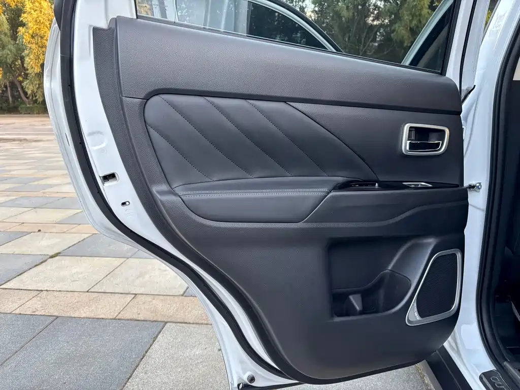 Mitsubishi Outlander — фото 14