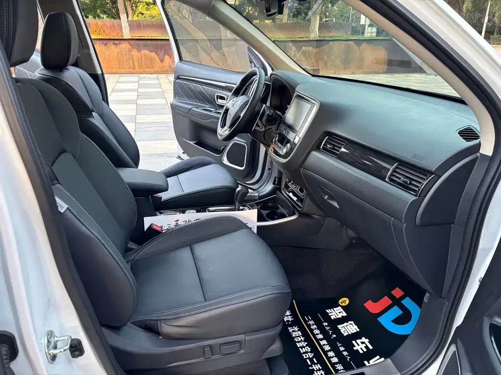 Mitsubishi Outlander — фото 15